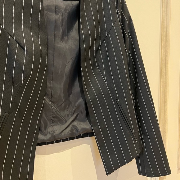 Black & White Striped Short Blazer - Picture 2 of 6